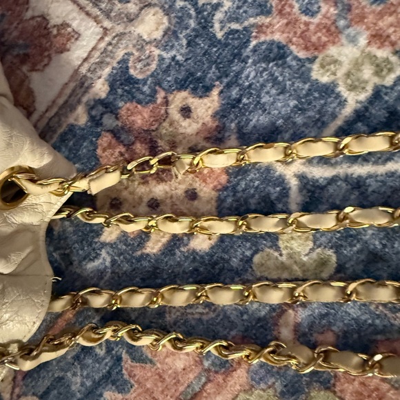 CHANEL Cream Shoulder Bag with Gold Chain - Picture 8 of 8